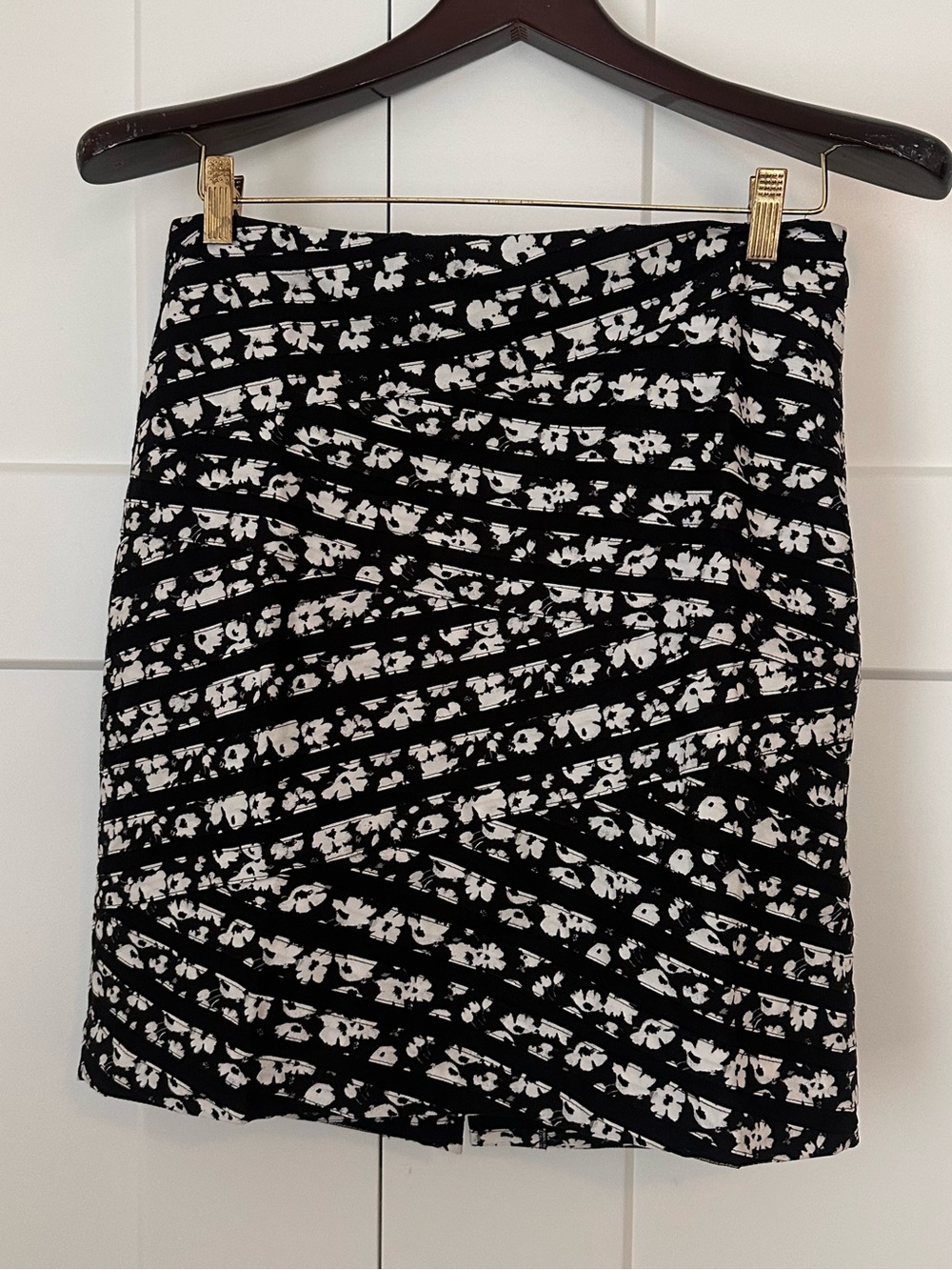 White House Black Market Black‎ & White Floral Mini Skirt 6